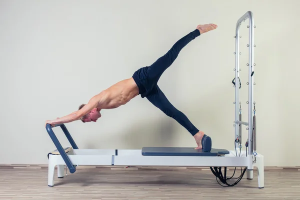 Pilates réformateur exercices d'entraînement homme à la salle de gym intérieure — Photo