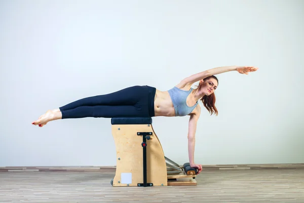 Combo wunda pilates sandalye kadın fitness yoga spor salonunda egzersiz — Stok fotoğraf