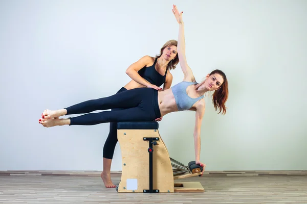 Combinação wunda pilates cadeira mulher com instrutor fitness ioga ginásio exercício — Fotografia de Stock