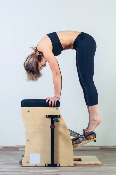 Комбо wunda пилатес стул женщина фитнес йога тренажерный зал упражнения — стоковое фото