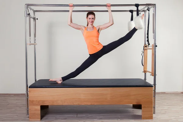 Žena aerobní instruktor Pilates v cadillac fitness cvičení — Stock fotografie