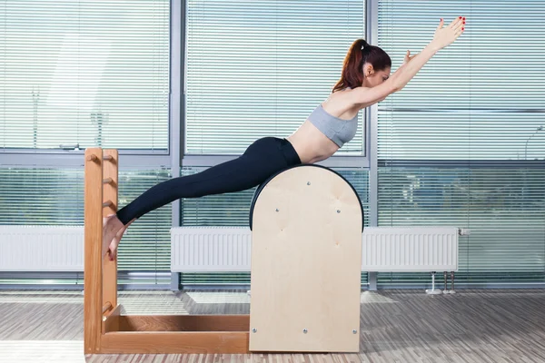 Pilates, fitness, esporte, treinamento e conceito de pessoas - mulher sorridente fazendo exercícios em escada barril — Fotografia de Stock