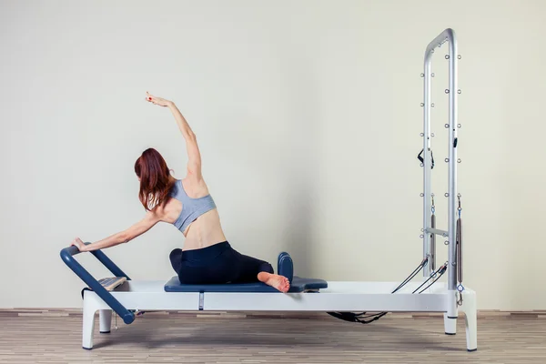 Pilates riformatore esercizi di allenamento donna bruna in palestra al coperto — Foto Stock