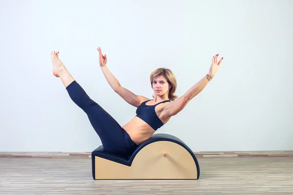 Pilates, fitness, esporte, treinamento e conceito de pessoas - mulher fazendo exercícios em barril pequeno — Fotografia de Stock