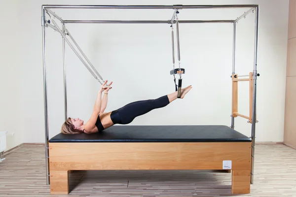 Pilates aërobe instructeur vrouw in cadillac fitness oefening — Stockfoto