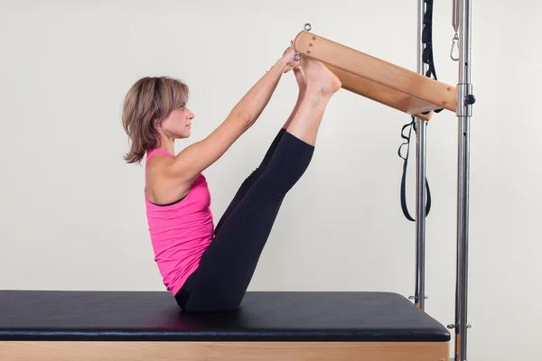 Pilates instructora aeróbica mujer en ejercicio de fitness cadillac — Foto de Stock