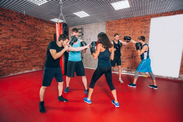 Boxeo grupo aerobox con entrenador personal hombre en gimnasio, guantes, saco de boxeo —  Fotos de Stock