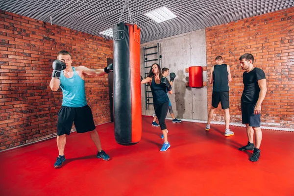 Boxeo grupo aerobox con entrenador personal hombre en gimnasio, guantes, saco de boxeo —  Fotos de Stock