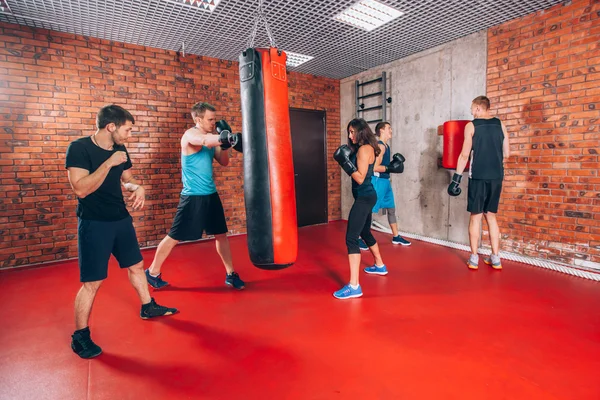 Boksen aerobox groep met persoonlijke trainer man op fitness gym, handschoenen, bokszak — Stockfoto