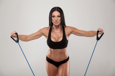 sporcumuz gri arka plan üzerine bir direniş grubu ile egzersiz