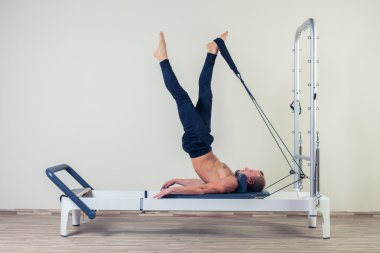Adam kapalı spor salonunda Pilates reformer Egzersiz Egzersizler