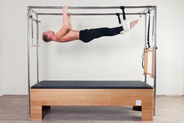 Pilates instructor aeróbico hombre en el ejercicio de fitness cadillac — Foto de Stock