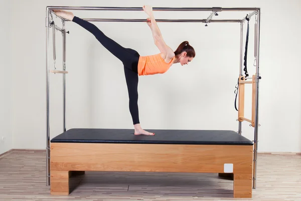 Pilates Aerobic Instructor Frau in cadillac Fitness-Übung — Stockfoto