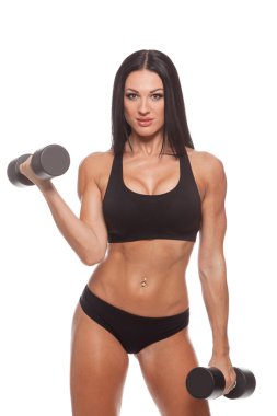 Beyaz arka plan üzerinde izole dumbbells ile güzel bir ince kadın