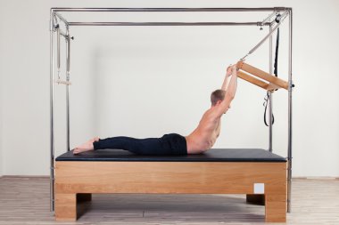 Pilates aerobik eğitmeni adam cadillac fitness egzersiz