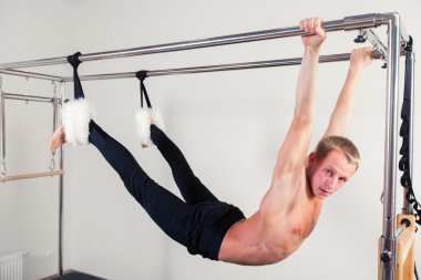Pilates aerobik eğitmeni adam cadillac fitness egzersiz