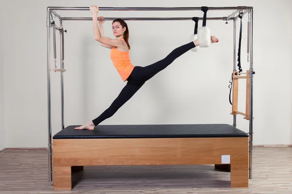 Kobieta aerobik instruktor Pilates w cadillac ćwiczeń fitness — Zdjęcie stockowe