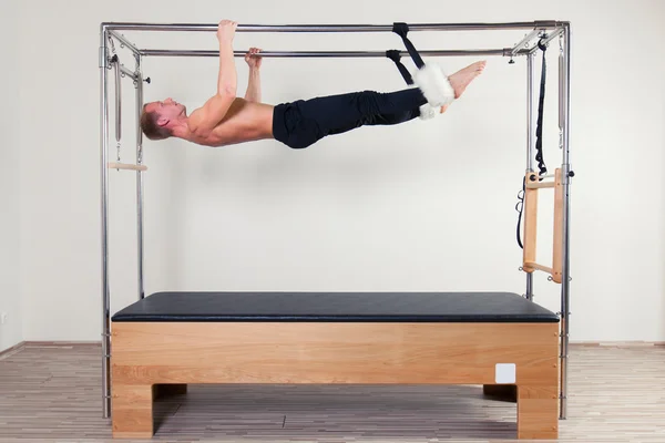 Pilates aérobie instructeur homme dans l'exercice de remise en forme de Cadillac — Photo