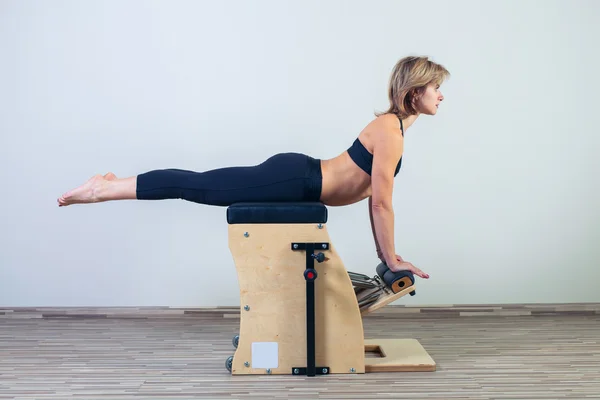 Комбо wunda пилатес стул женщина фитнес йога тренажерный зал упражнения — стоковое фото