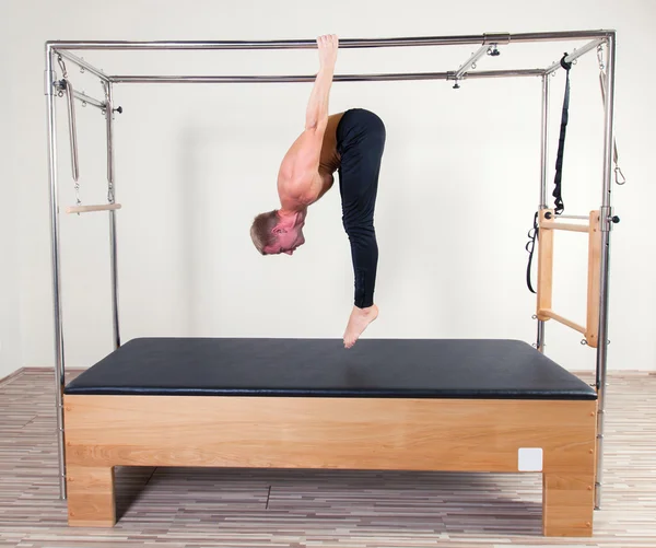 Pilates instructor aeróbico hombre en el ejercicio de fitness cadillac —  Fotos de Stock