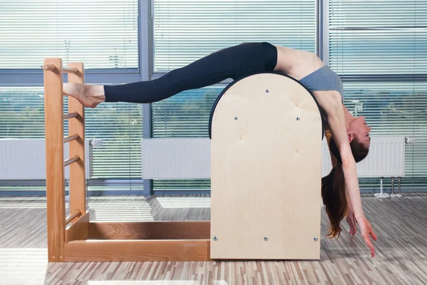 Pilates, fitness, esporte, treinamento e conceito de pessoas - mulher sorridente fazendo exercícios em escada barril — Fotografia de Stock