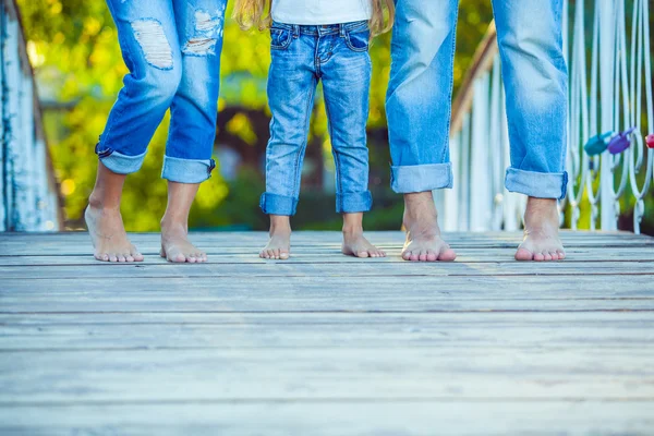 Familia feliz en un paseo en verano. Niño con padres juntos. Pies descalzos. Un estilo de vida saludable. Papá, mamá e hijo. Primavera —  Fotos de Stock