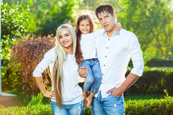 Šťastná rodina s dítětem v džínách — Stock fotografie