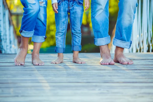 Família feliz em uma caminhada no verão. Criança com pais juntos. Pés descalços. Estilo de vida saudável. Pai, mãe e filho. Hora da Primavera — Fotografia de Stock