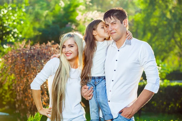 Família feliz com criança ao ar livre em jeans — Fotografia de Stock