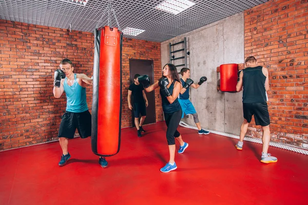 Boksen aerobox groep met persoonlijke trainer man op fitness gym, handschoenen, bokszak — Stockfoto