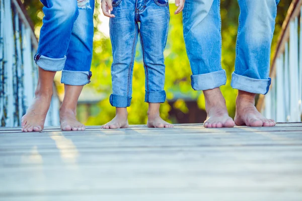 Familia feliz en un paseo en verano. Niño con padres juntos. Pies descalzos. Un estilo de vida saludable. Papá, mamá e hijo. Primavera —  Fotos de Stock