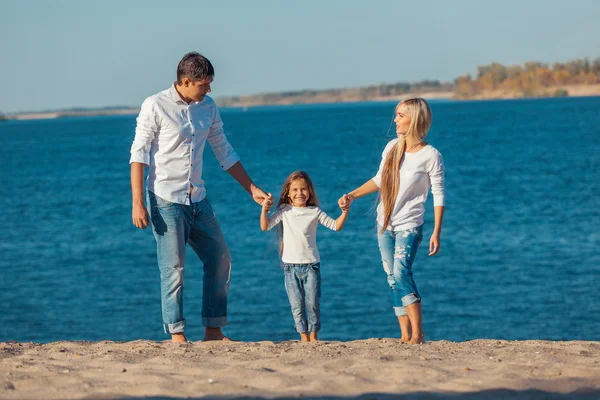 Glückliche Familie, die am Strand spielt. Konzept freundlicher Familien — Stockfoto