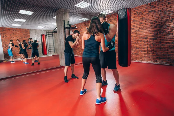 Boxeo grupo aerobox con entrenador personal hombre en gimnasio, guantes, saco de boxeo — Foto de Stock