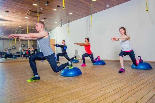 Människor på hälsoklubben med personlig tränare, lära sig korrekt form. BOSU — Stockfoto