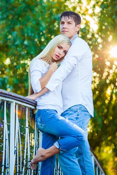 Retrato de moda ao ar livre de jovem casal sensual no parque. amor . — Fotografia de Stock