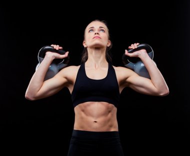 Siyah arka plan üzerine Ireland ile duran fitness genç kadın