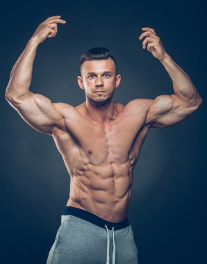 Güçlü atletik erkek Fitness Model siyah arka plan ile boşaltmak izole altı bohça abs. gösterilen gövde