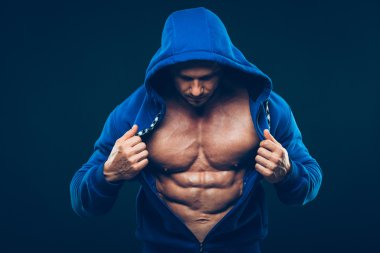 Kas gövde olan adam. Güçlü atletizm Erkekler Fitness modeli gövde gösteren altı bohça abs.