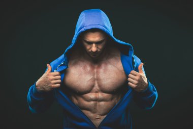 Kas gövde olan adam. Güçlü atletizm Erkekler Fitness modeli gövde gösteren altı bohça abs.