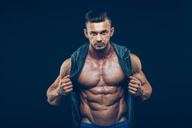 Siyah arka planda güçlü atletik adam