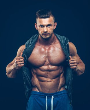 Siyah arka planda güçlü atletik adam