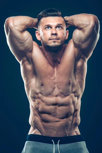 Sterke atletische Man Fitness Model Torso weergegeven: zes pack abs. geïsoleerd op zwarte achtergrond met copyspace — Stockfoto