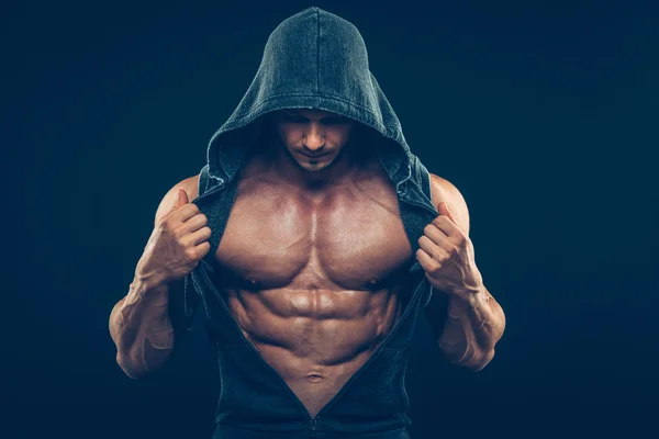 Man met gespierd torso. Sterke atletische mannen Fitness Model Torso weergegeven: zes pack abs. — Stockfoto