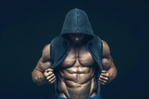 Kas gövde olan adam. Güçlü atletizm Erkekler Fitness modeli gövde gösteren altı bohça abs.