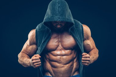 Kas gövde olan adam. Güçlü atletizm Erkekler Fitness modeli gövde gösteren altı bohça abs.
