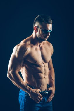 güçlü atletik erkek güneş gözlüğü siyah arka plan üzerine