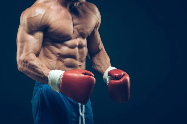 Muskulöser Boxer im Studio, auf schwarzem Hintergrund. — Stockfoto