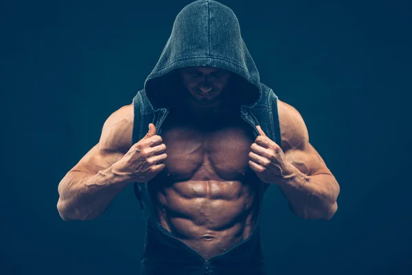 Άνθρωπος με μυϊκή τον κορμό. Ισχυρή αθλητική κορμού μοντέλο Fitness ανδρών προβολή abs έξι πακέτων. — Φωτογραφία Αρχείου