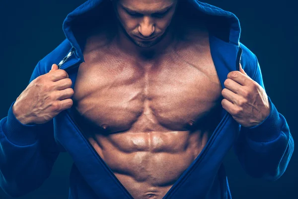 Kas gövde olan adam. Güçlü atletizm Erkekler Fitness modeli gövde gösteren altı bohça abs.