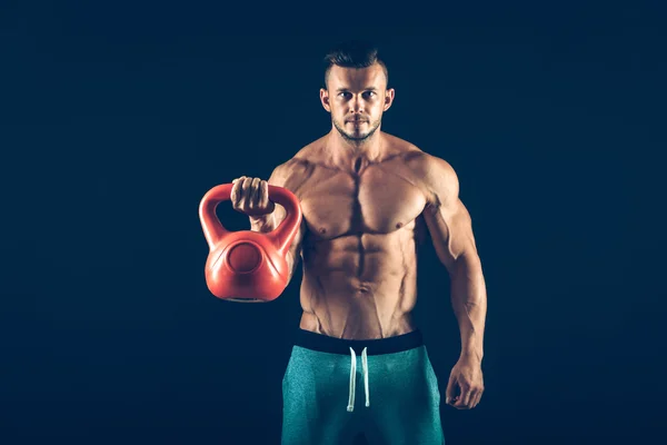 Fitness-Mann beim Krafttraining durch das Heben einer schweren Kettlebell — Stockfoto